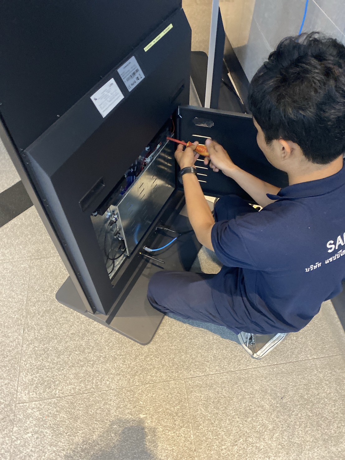 ตรวจสอบ และทดสอบการทำงานของอุปกรณ์จอประชาสัมพันธ์ทีวีตั้งพื้น (Kiosk)